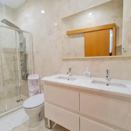 Apartamento T1 - Composto Por Quarto, Casa De Banho E Cozinha Ideal Para 1 Casal De Ferias Casa de hóspedes Nazaré
