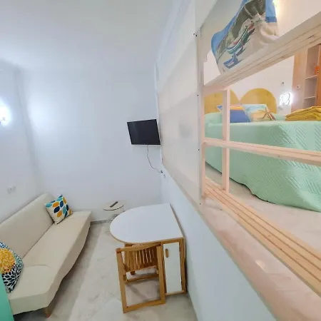 Apartamento T1 - Composto Por Quarto, Casa De Banho E Cozinha Ideal Para 1 Casal De Ferias *