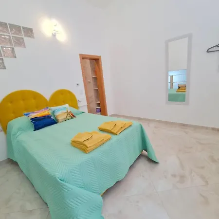 Casa de hóspedes Apartamento T1 - Composto Por Quarto, Casa De Banho E Cozinha Ideal Para 1 Casal De Ferias Nazaré