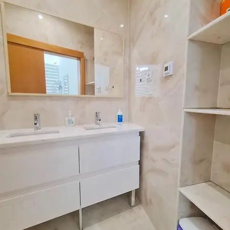 Apartamento T1 - Composto Por Quarto, Casa De Banho E Cozinha Ideal Para 1 Casal De Ferias Casa de hóspedes *